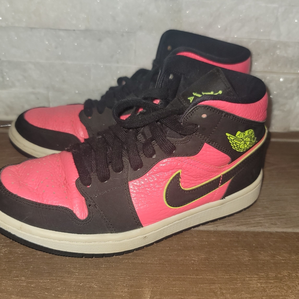 Jordan 1 MidBlack Hot Punch (Women's)